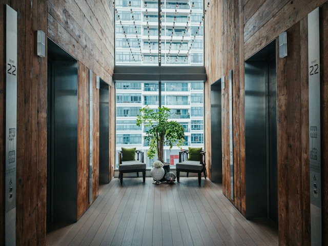 koridor dengan lift